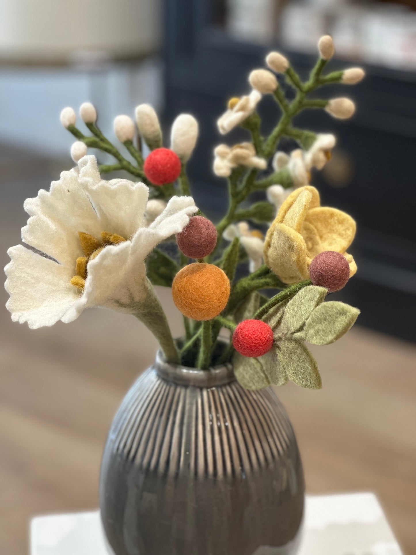 Fleur boule en feutrine