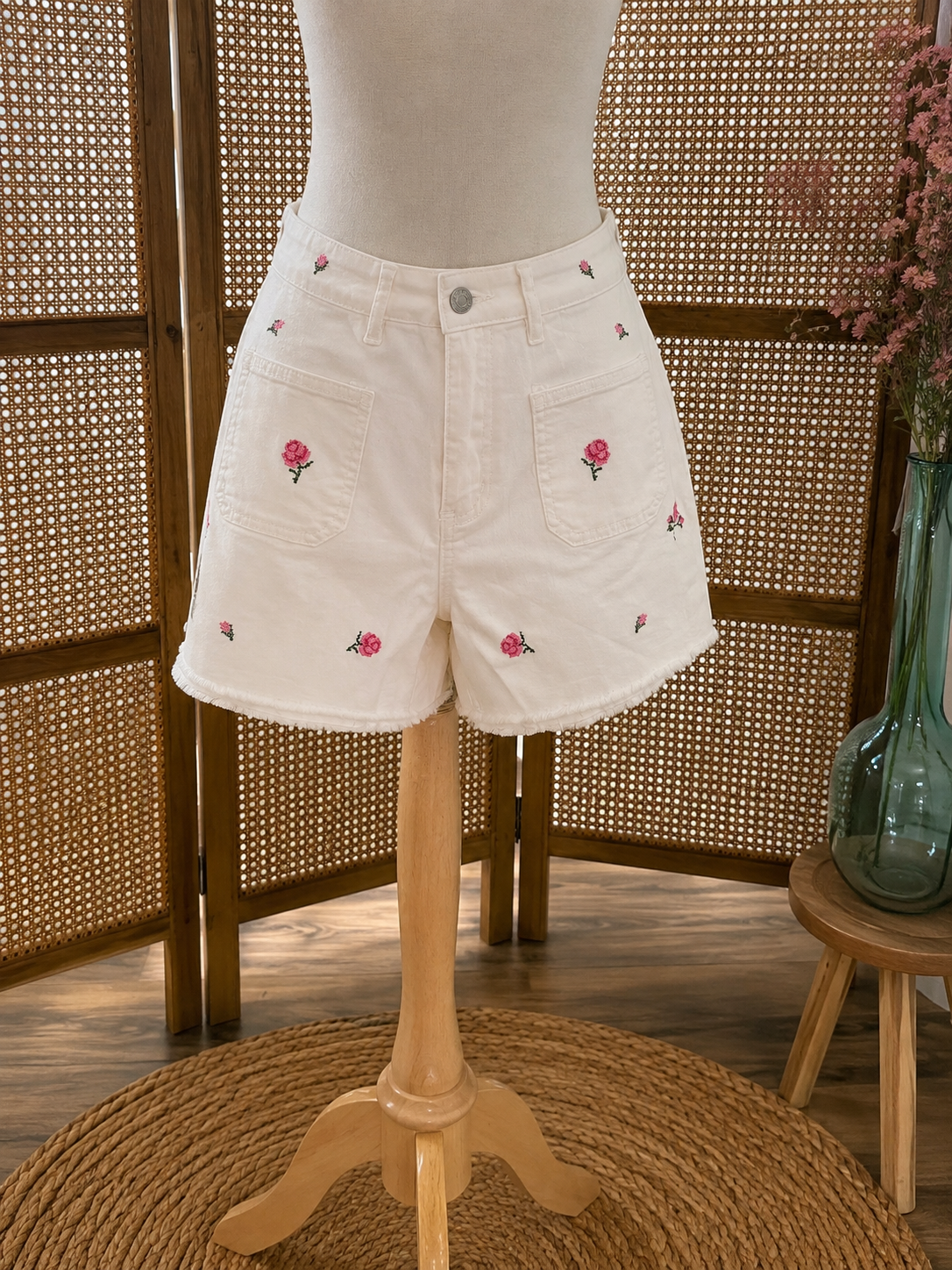 Short blanc brodé « Petites Roses » 🌹