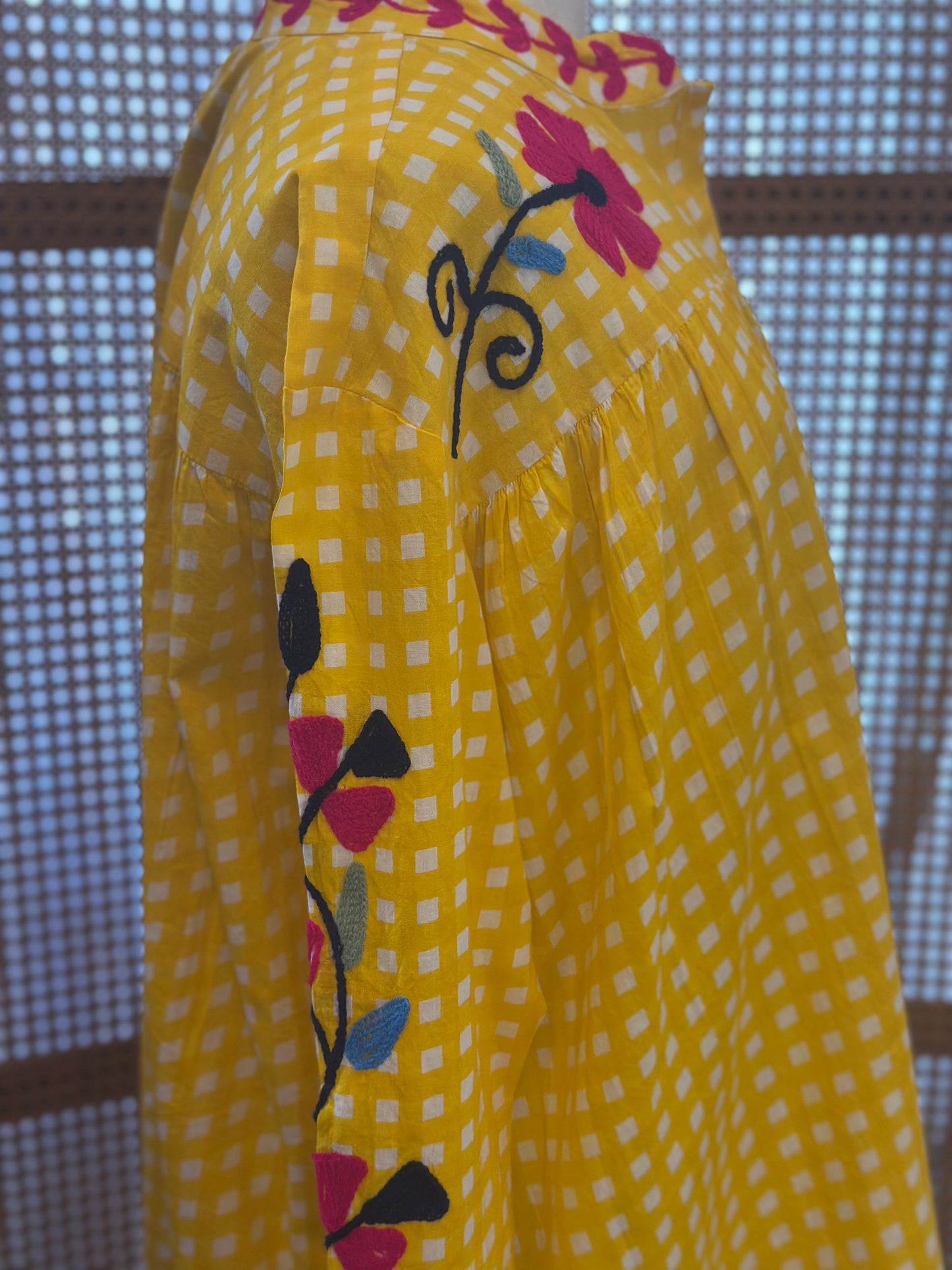 Chemise Rouge & broderies colorées