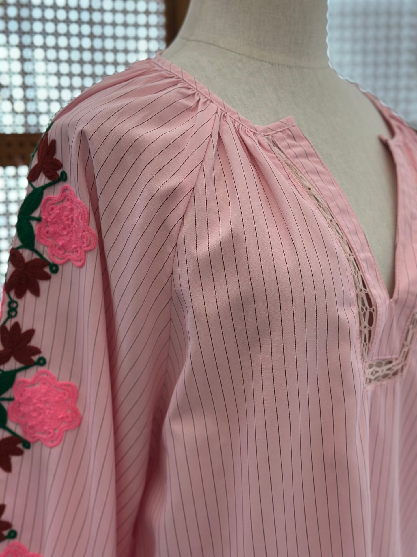 Blouse rose poudré à fines rayures