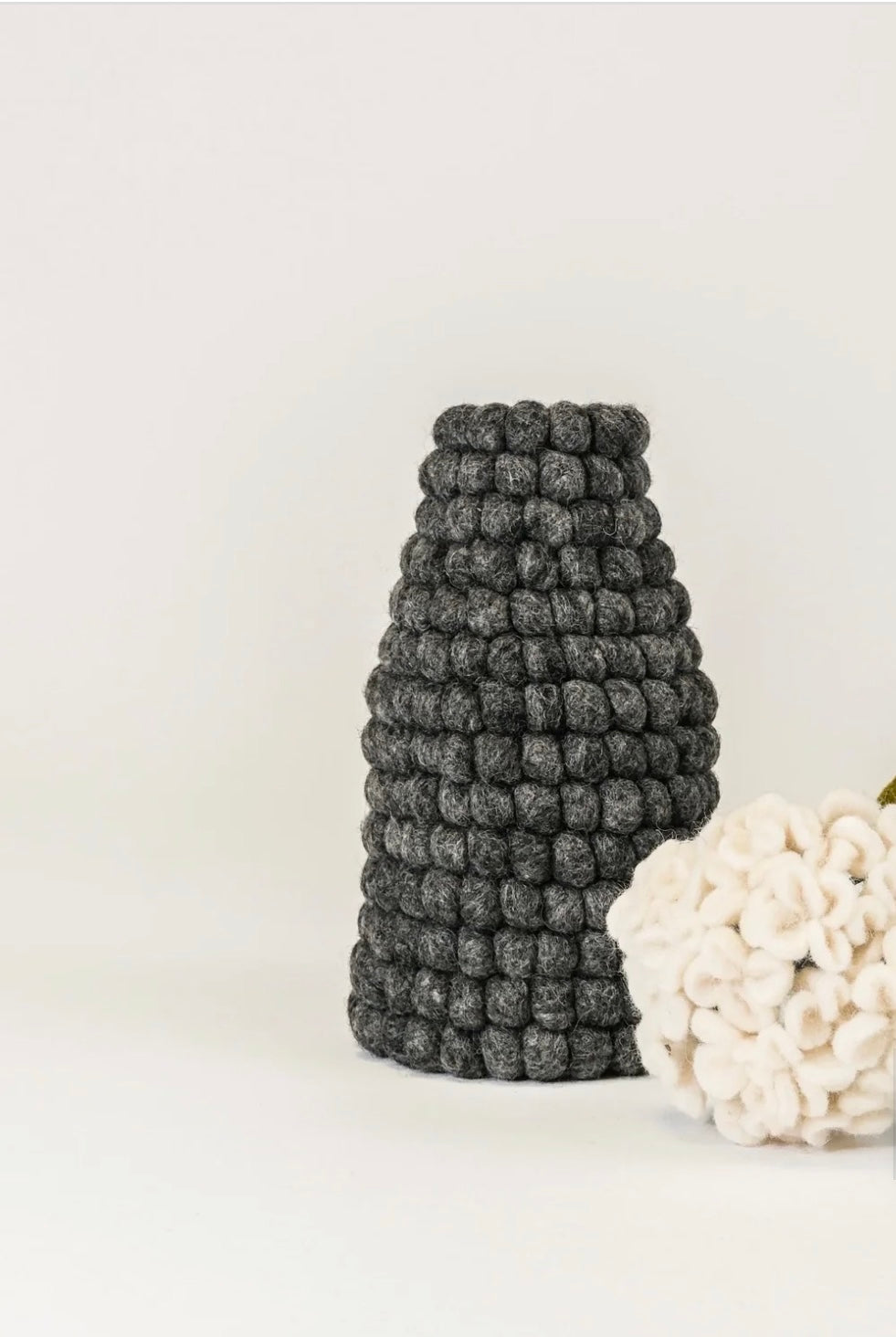 Vase boule décoratif en laine feutrée