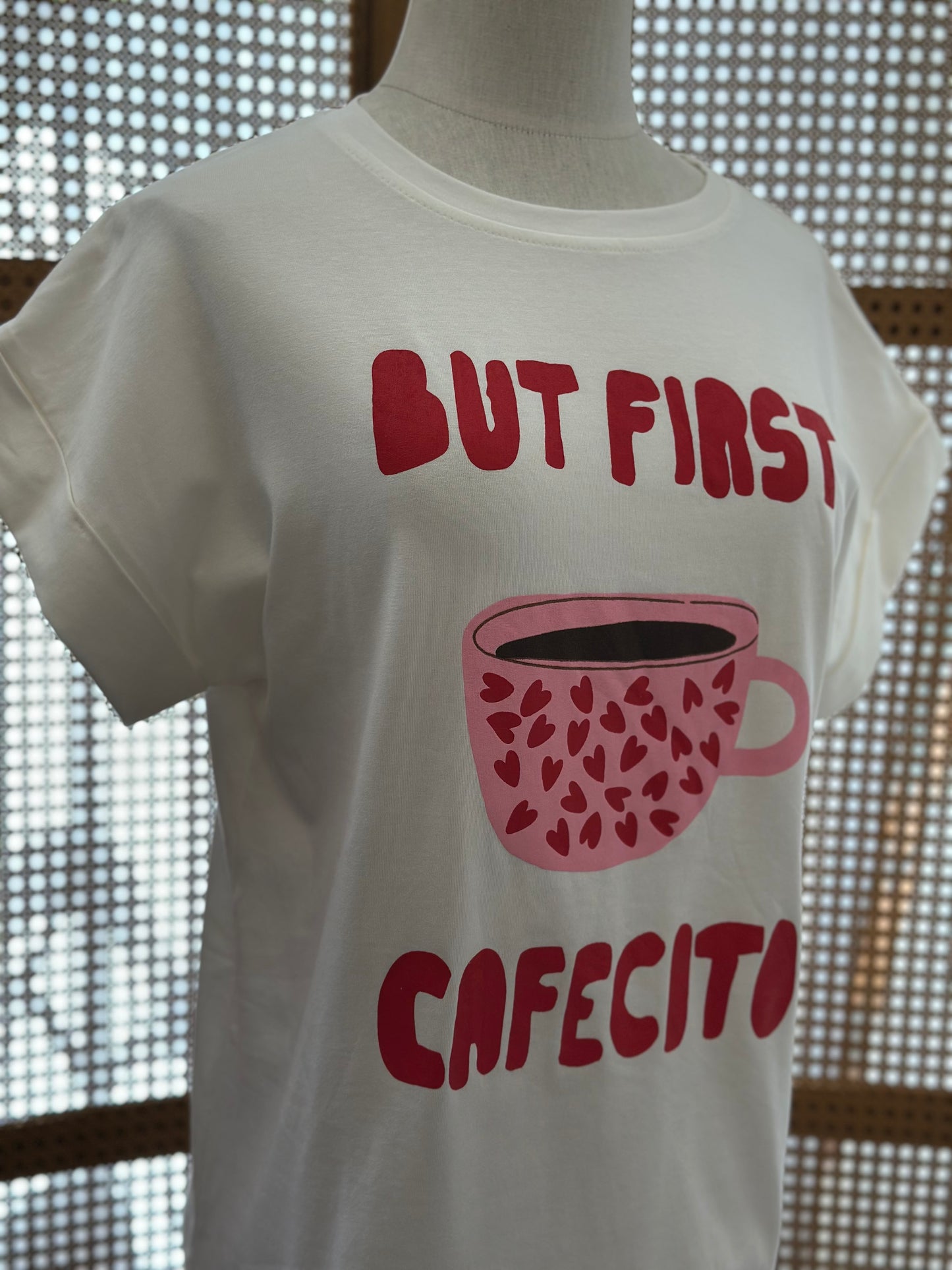 T-shirt « But First Cafecito » ☕️💗