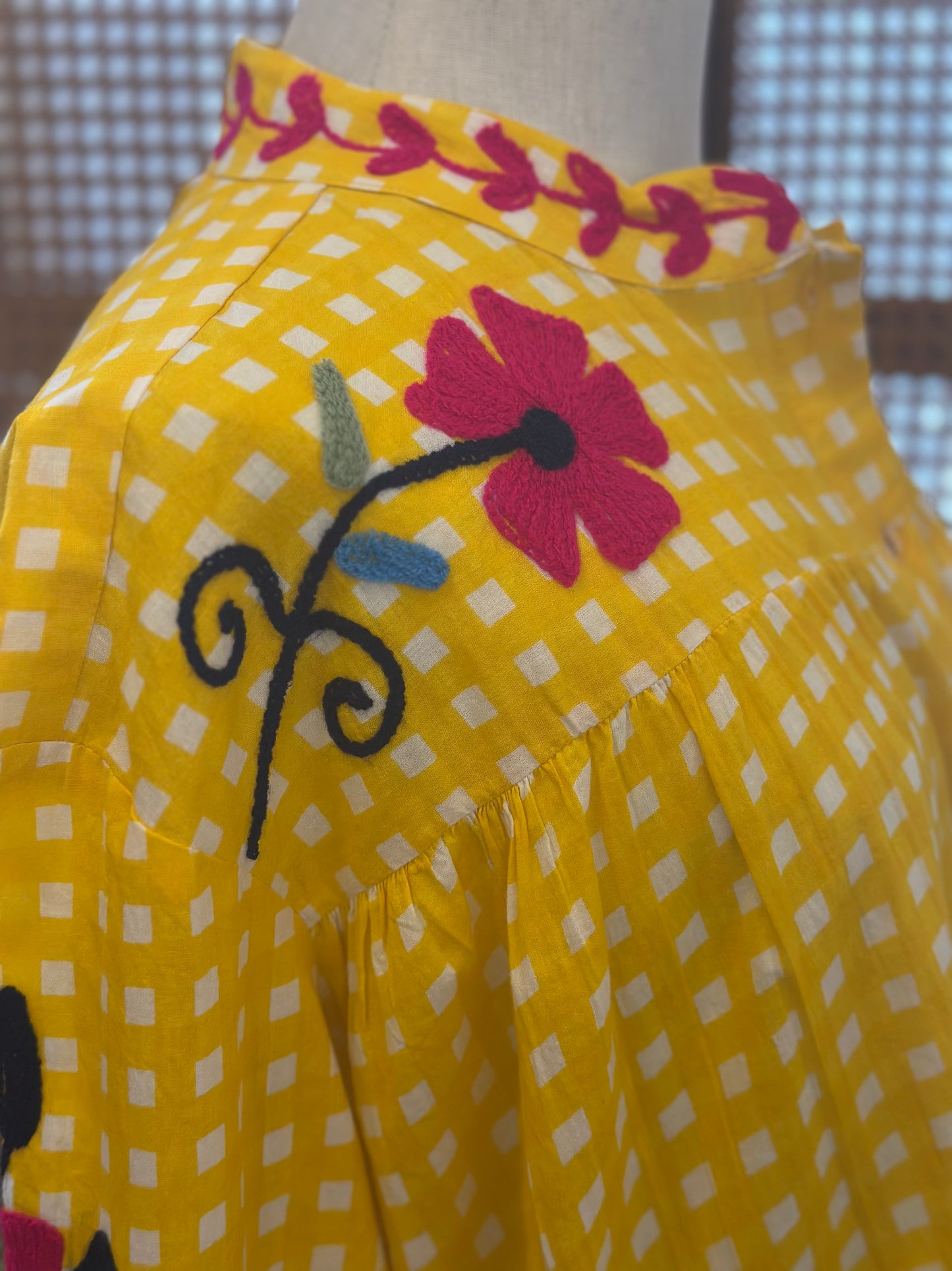 Chemise Rouge & broderies colorées