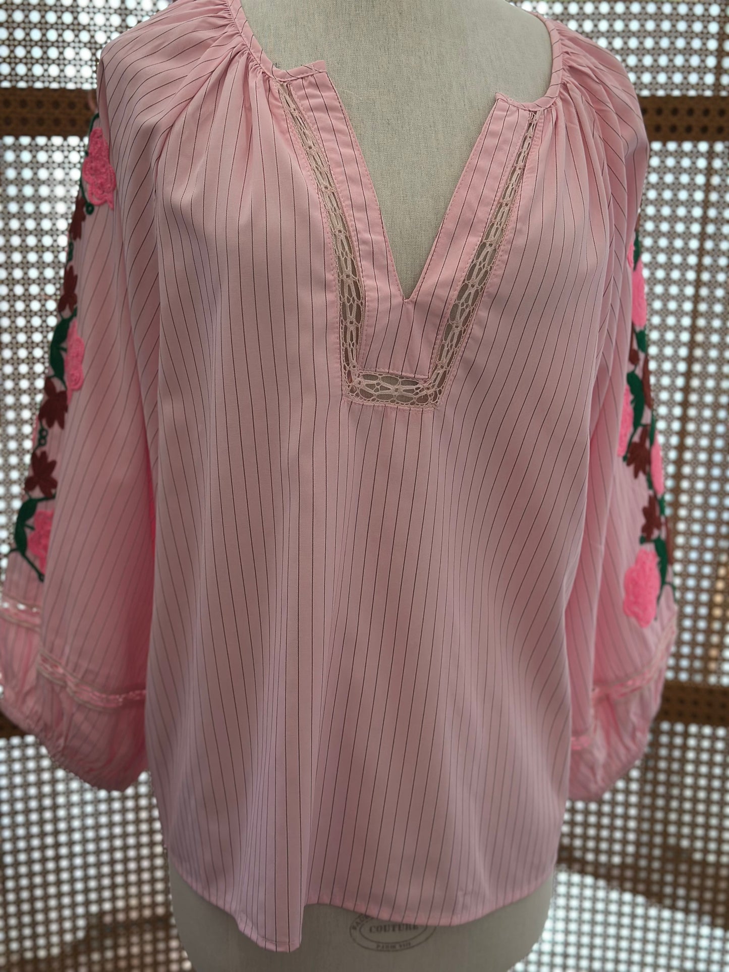 Blouse rose poudré à fines rayures