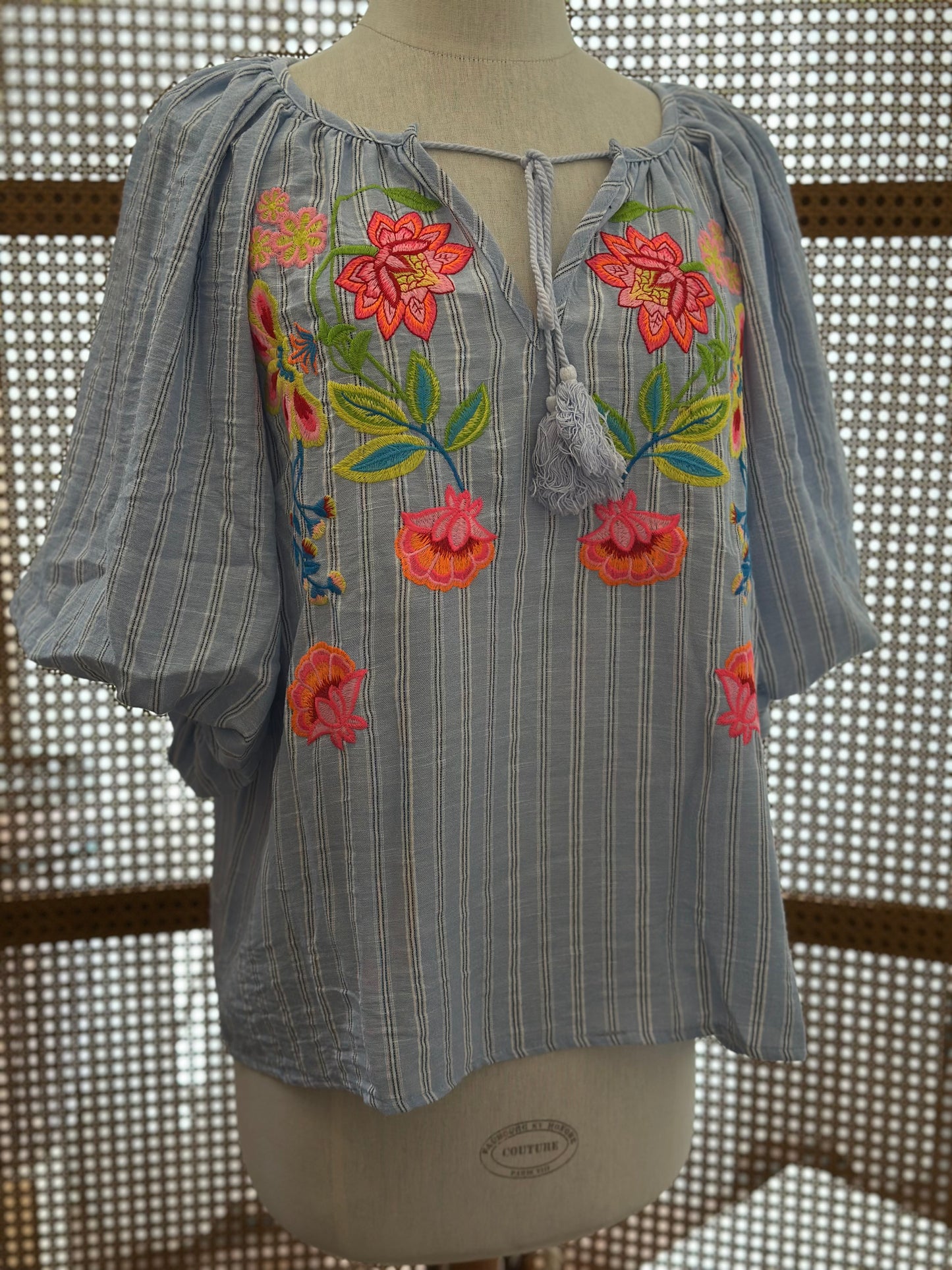 Blouse bleu ciel brodée – Manches ballon