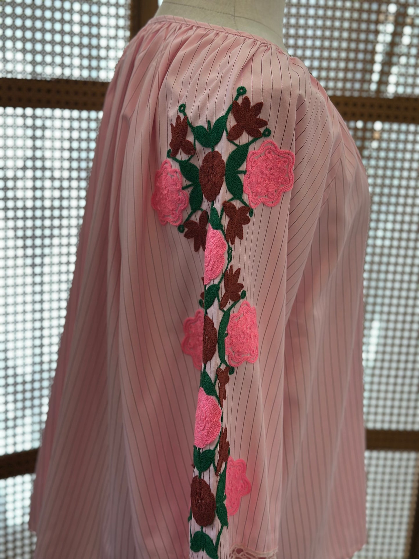 Blouse rose poudré à fines rayures