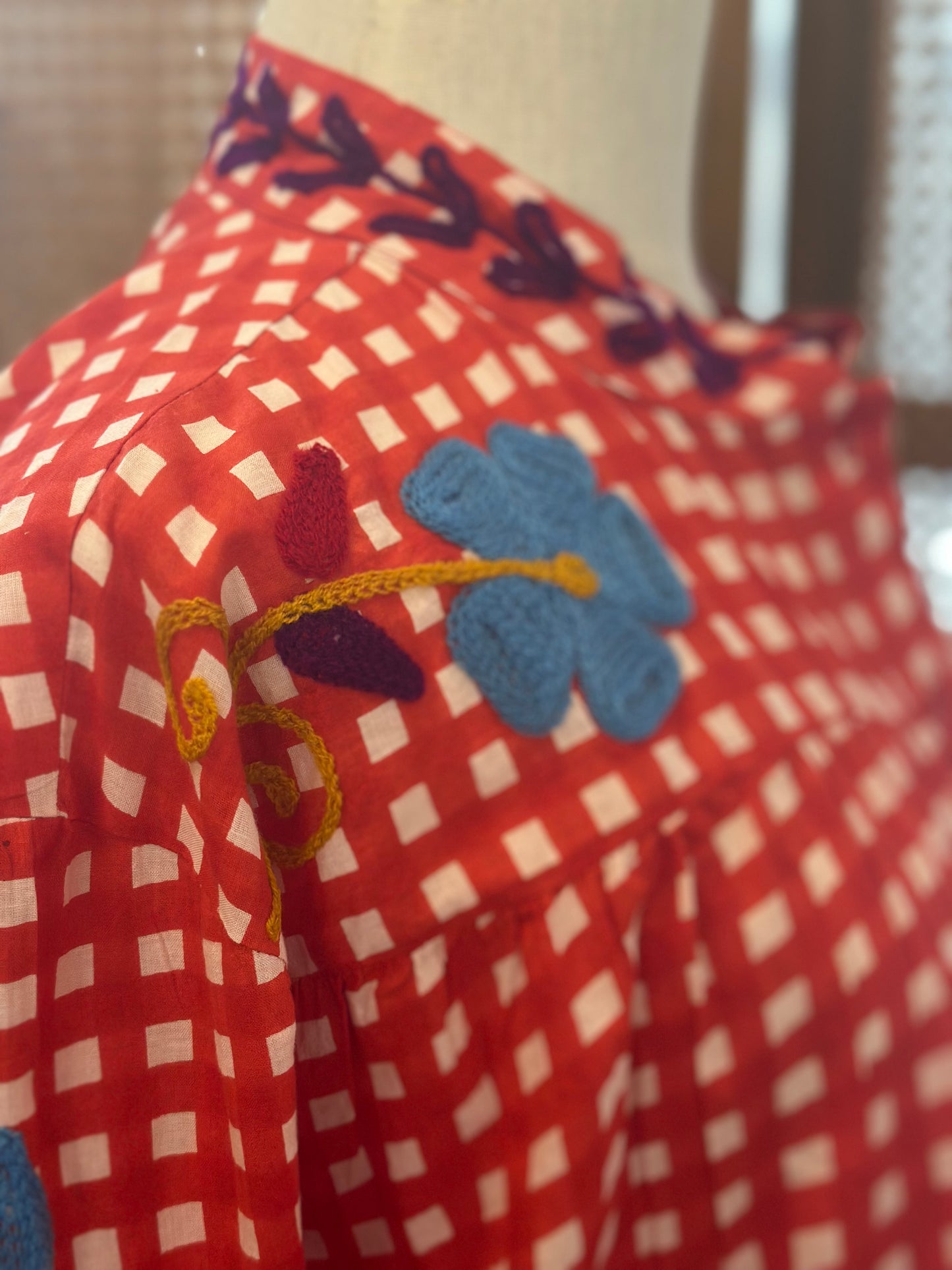 Chemise Rouge & broderies colorées