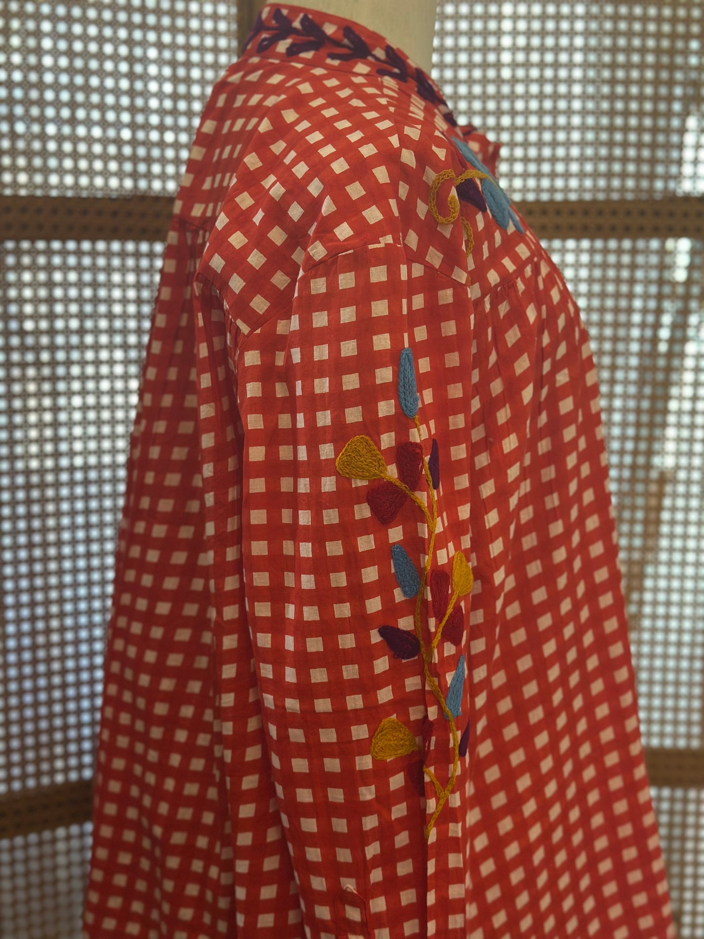 Chemise Rouge & broderies colorées