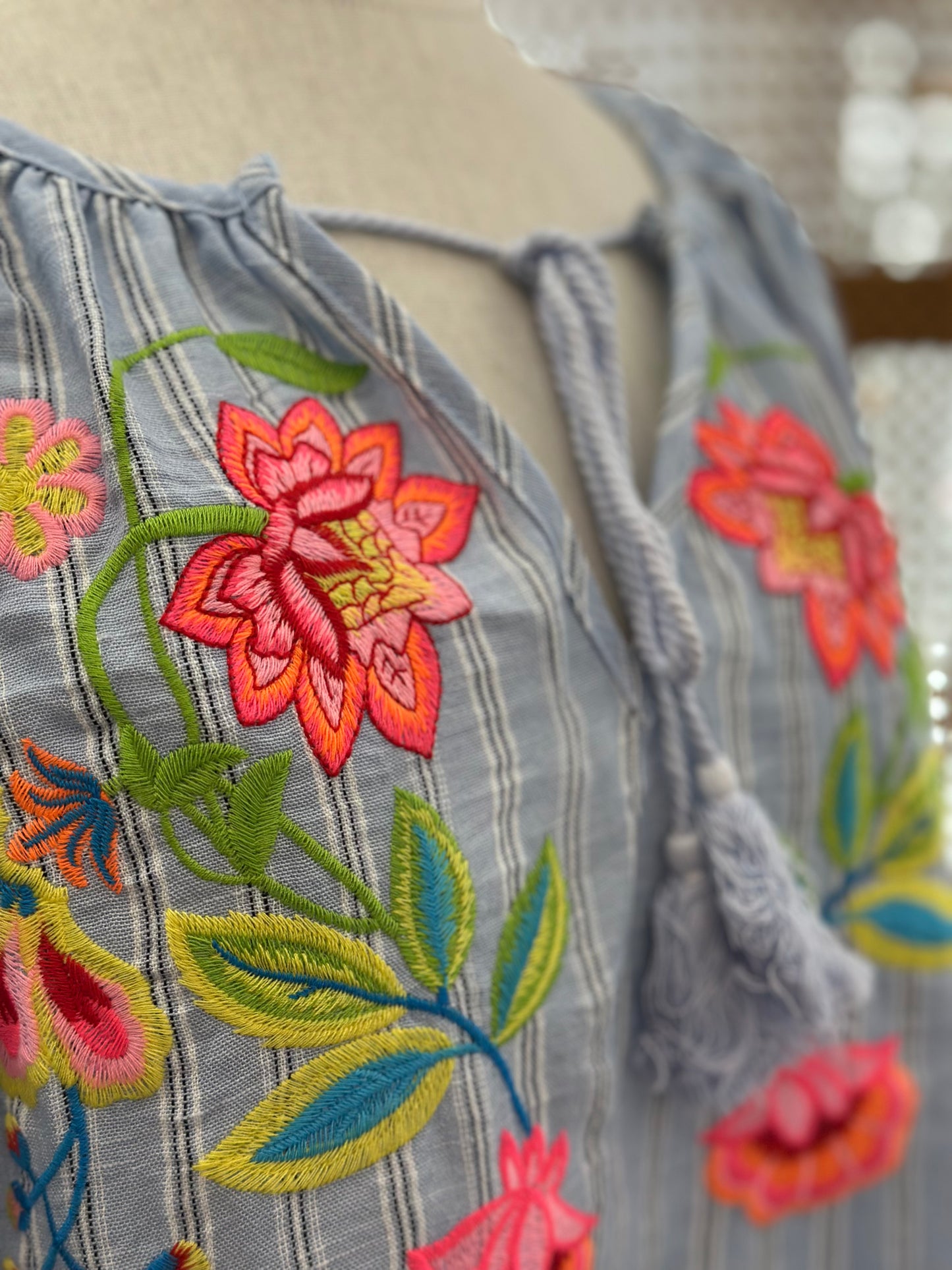 Blouse bleu ciel brodée – Manches ballon