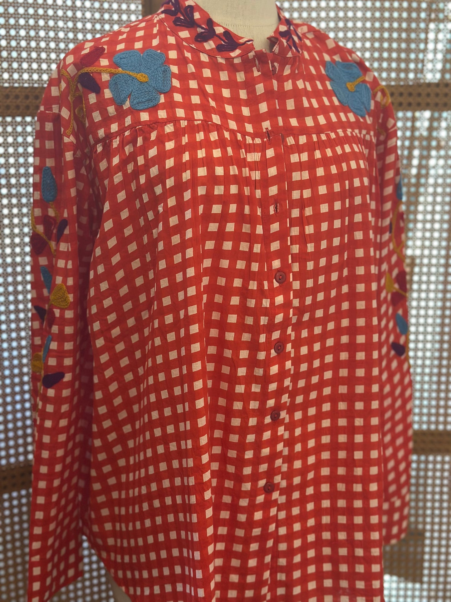 Chemise Rouge & broderies colorées