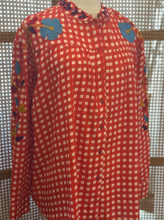 Chemise Rouge & broderies colorées