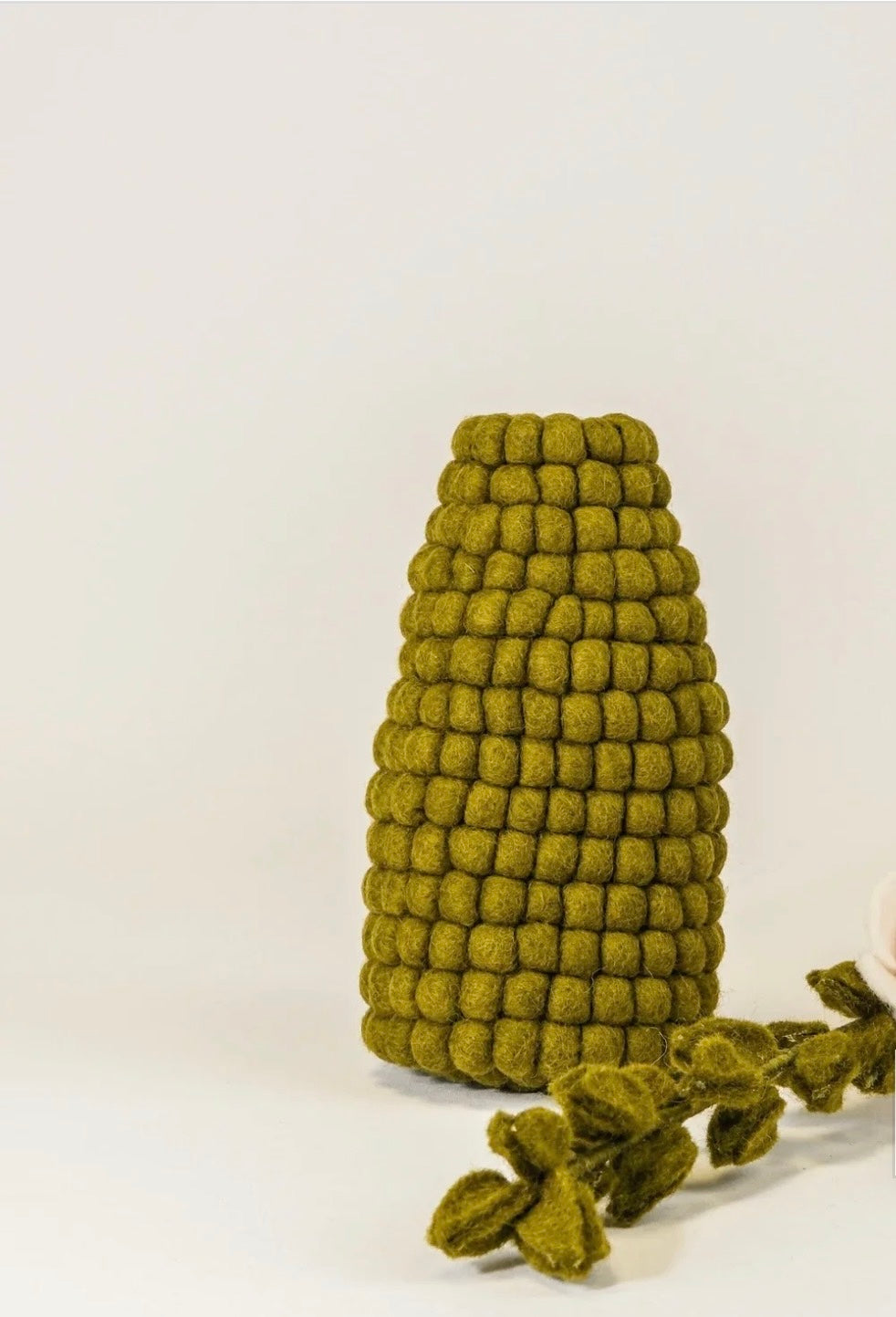 Vase boule décoratif en laine feutrée