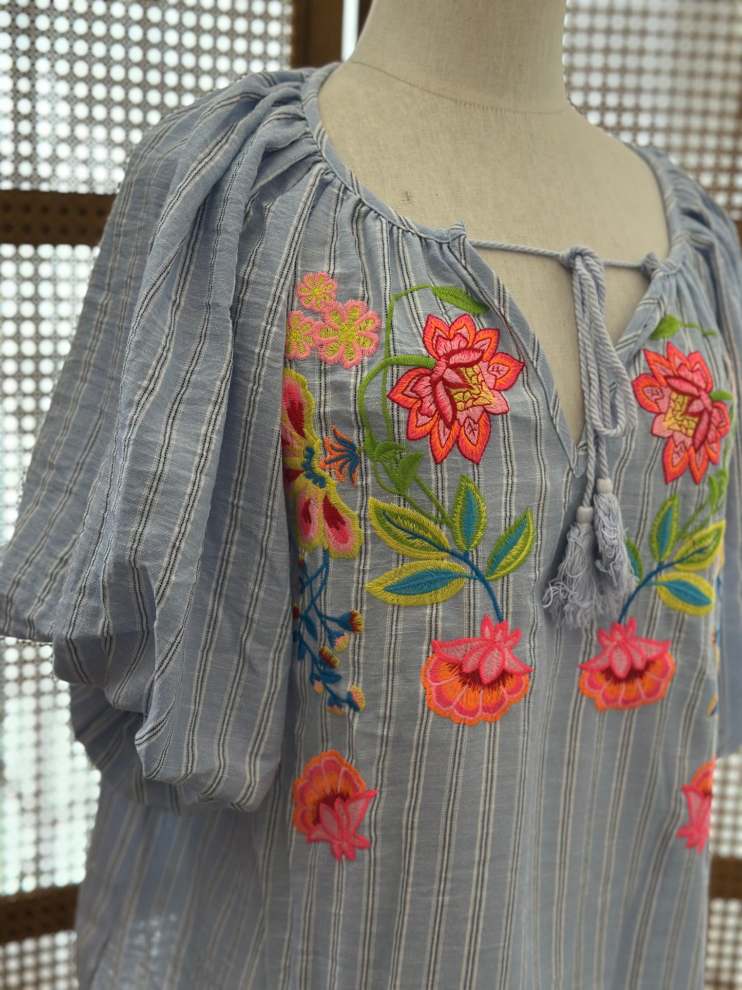 Blouse bleu ciel brodée – Manches ballon