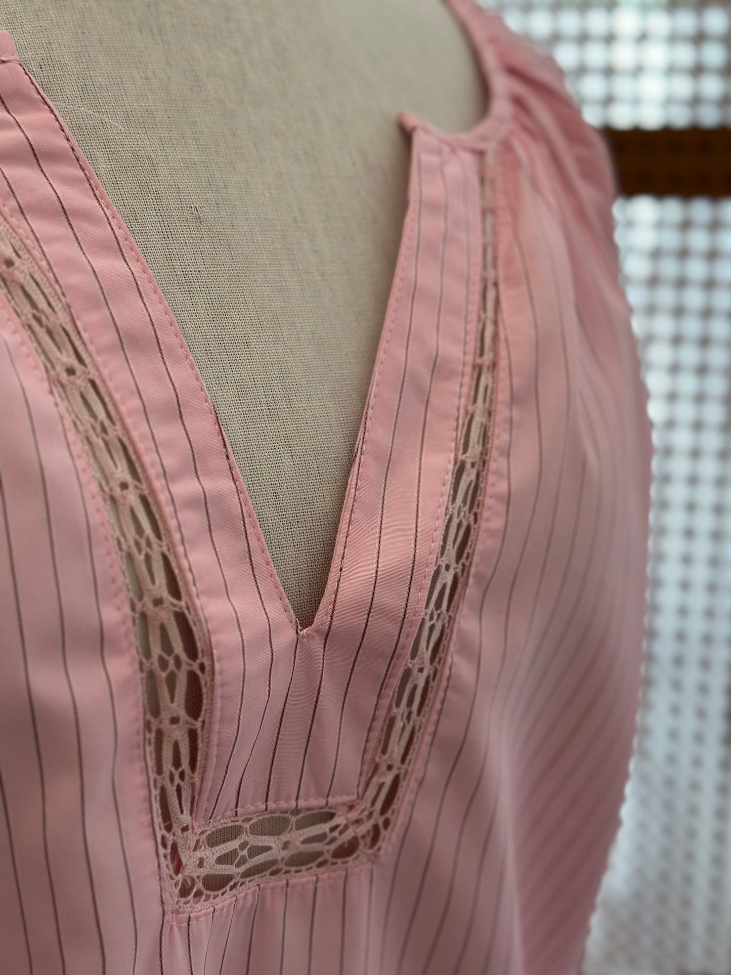 Blouse rose poudré à fines rayures